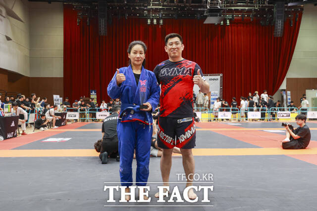 ’뽀빠이연합의원K주짓수챔피언십3’의 스페셜이벤트 ‘세미앙대구AA토너먼트II’ 여성부 -65kg 우승자 이윤경(왼쪽)에게 메인스폰서 뽀빠이연합의원 김성배 대표원장이 시상하고 있다. /KMMA