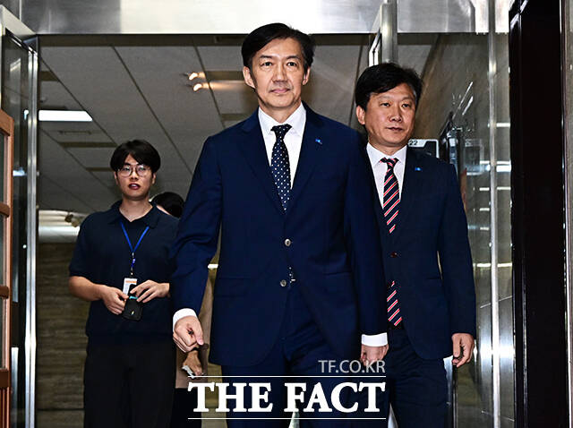 조국 조국혁신당 비상대책위원장(가운데)이 15일 오전 서울 여의도 국회에서 열린 비상대책위원회의에 참석하고 있다. /국회=배정한 기자