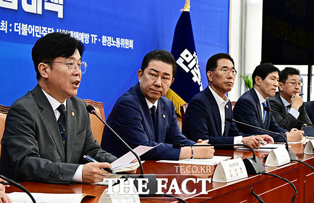 인사말 하는 김영훈 고용노동부 장관(왼쪽).