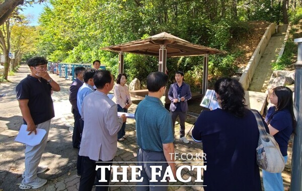 계룡시 주민참여예산위원들이 현장 모니터링을 실시하고 있는 모습./계룡시