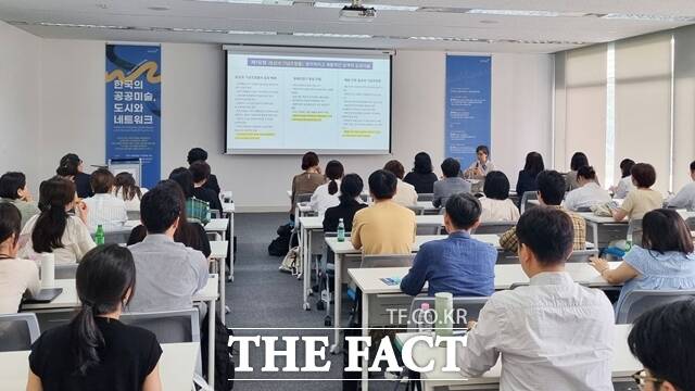 세화미술관은 미술관 확장 재개관을 기념해 2025 공공미술 포럼을 개최했다고 15일 밝혔다. 김이순 미술사학자가 세화미술관에서 13일 열린 ‘2025 공공미술 포럼’ 행사 중 발제하고 있다. /세화미술관