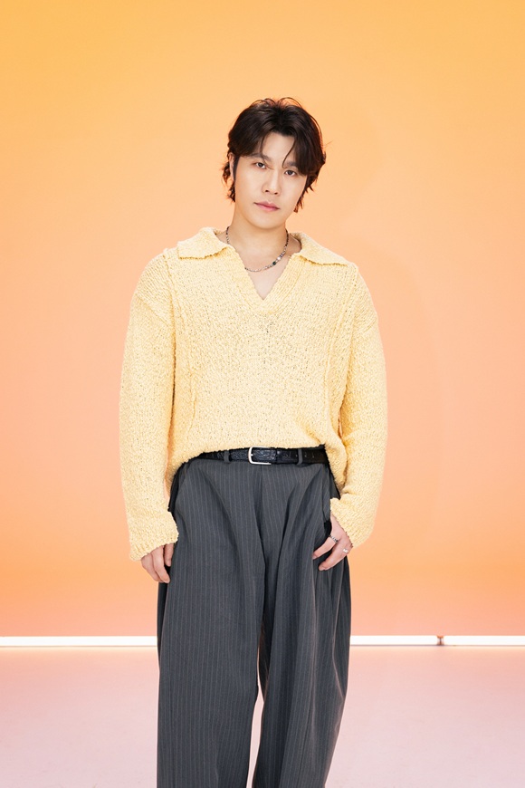 가수 이현은 빅히트 뮤직 1호 가수다. 그는 이번 앨범의 발매를 계기로 꾸준히 음악 활동을 이어가 멋있는 선배가 되겠다는 목표를 밝혔다./빅히트 뮤직