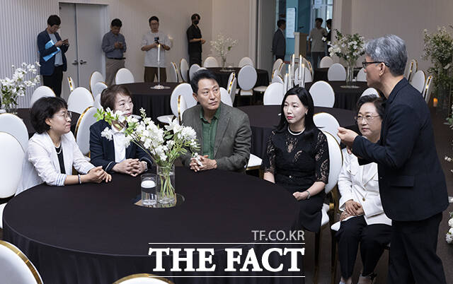 오세훈 서울시장이 지난 8월 23일 오전 서울 동작구 서울여성플라자 내 공공예식장 피움서울의 시설을 살펴보고 있다./장윤석 기자