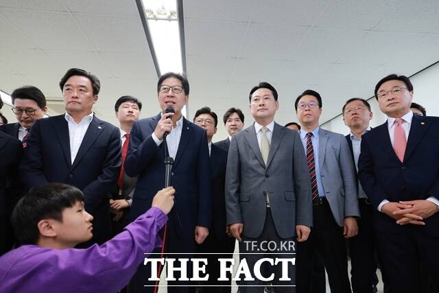 15일 오전 해양수산부 임시청사로 선정된 부산 동구 IM빌딩을 방문한 장동혁 국민의힘 당대표와 지도부들이 박형준 부산시장의 설명을 듣고 있다. /부산시