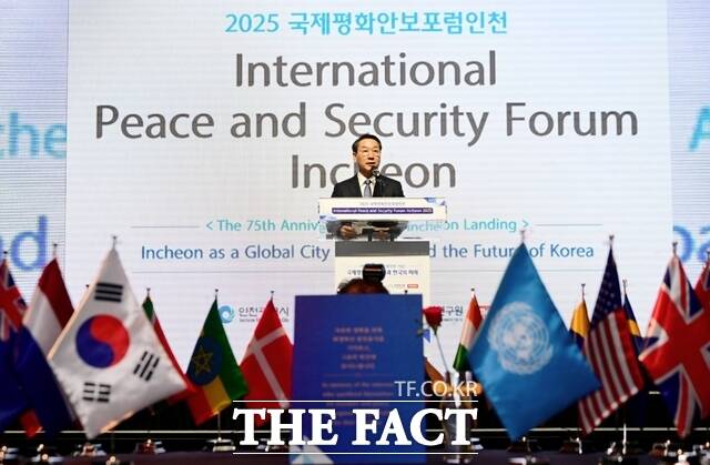 유정복 인천시장이 15일 송도컨벤시아에서 열린 2025 국제평화안보포럼인천에서 개회사를 하고 있다./인천시