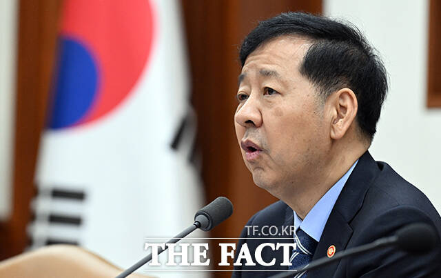 구윤철 부총리 겸 기획재정부 장관(사진)이 15일 주식 양도소득세 과세 대상인 대주주 기준을 현행 50억 원으로 유지하겠다고 발표했다. /임영무 기자