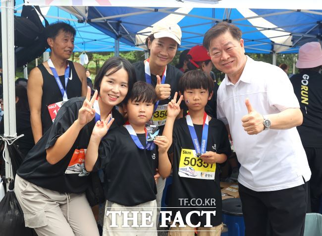 박승원 광명시장이 평화마라톤대회 참가자들과 기념사진을 찍고 있다./광명시