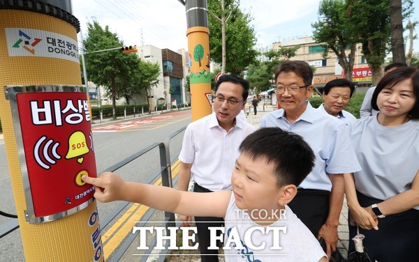 박희조 동구청장이 15일 판암초등학교 앞 어린이보호구역에서 ‘큐브형 비상벨’ 작동 시연을 지켜보고 있다./대전 동구