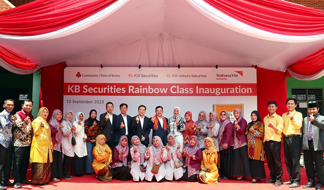 지난 10일 인도네시아 알 라흐마 사립학교에서 김성현 KB증권 대표이사(왼쪽 열 한번째) 및 임직원들이 학교 관계자들과 함께 KB증권 무지개교실 완공식을 진행하며 기념 촬영을 하고 있다. /KB증권