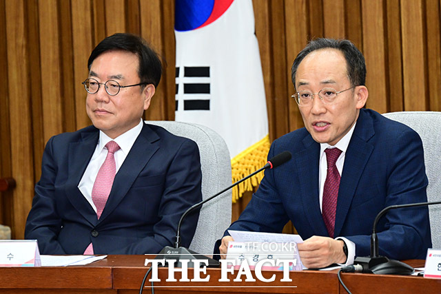 내란 사건을 수사하는 조은석 특별검사팀이 청구한 국민의힘 서범수·김희정·김태호 의원의 공판 전 증인신문이 진행된다. 사진은 추경호 전 국민의힘 원내대표(오른쪽)와 서범수 사무총장./남윤호 기자