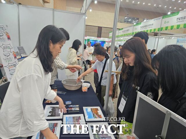 광주환경공단이 2025 글로컬 사회서비스 통합 박람회에 참석해 홍보부스를 운영하고 있다. /광주환경공단