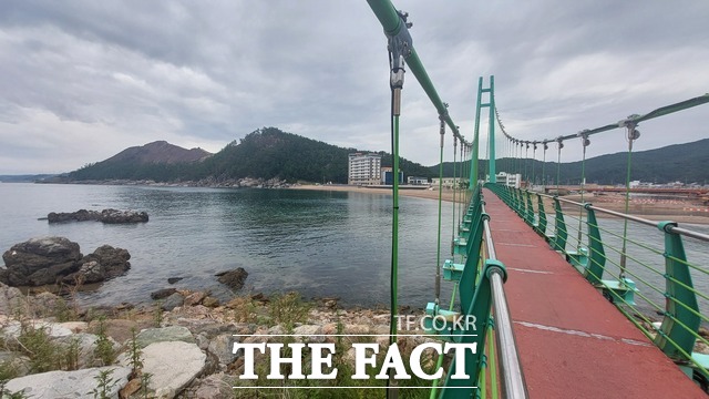 영덕군 축산면 블루로드 흔들다리 왼쪽 아래 바다에 조성된는 조개 양식장. / 박진홍 기자