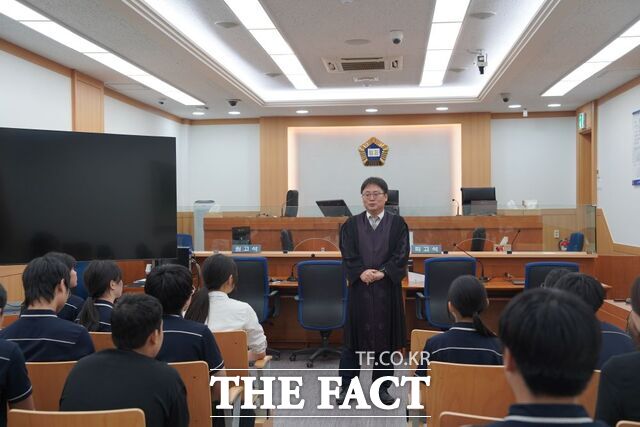 장흥군이 청소년을 대상으로 법조인 진로 탐색 프로그램을 실시하고 있다. /장흥군