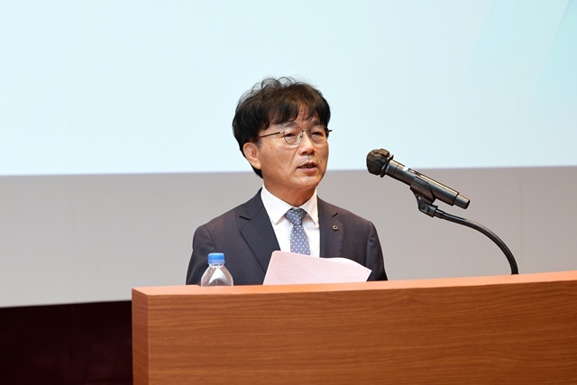 15일 박상진 회장은 취임사를 통해 30년간 한국산업은행과 함께해 온 사람으로서, 중대한 소임에 무거운 책임감을 느끼며 한국산업은행 전 구성원과 함께 대한민국 경제 성장에 기여할 수 있도록 최선을 다할 것이라고 말했다. /한국산업은행