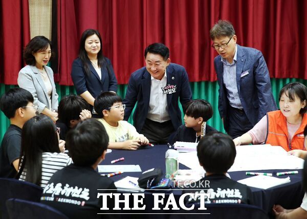 대전 서구는 12일 원앙초등학교 강당에서 ‘기후와 나! 어린이 목소리 Project’ 100인의 아동 원탁회의를 원앙초 5~6학년 학생 101명, 관저종합사회복지관 관계자와 회의 진행자를 포함한 20명 등 총 121명이 참석한 가운데 개최했다./대전 서구