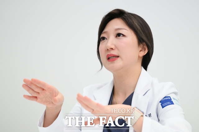 허수진 국민건강보험공단 일산병원 치과보존과 임상강사가 12일 오후 서울 강서구 오스템임플란트에서 <더팩트>와 인터뷰를 하고 있다. /서예원 기자