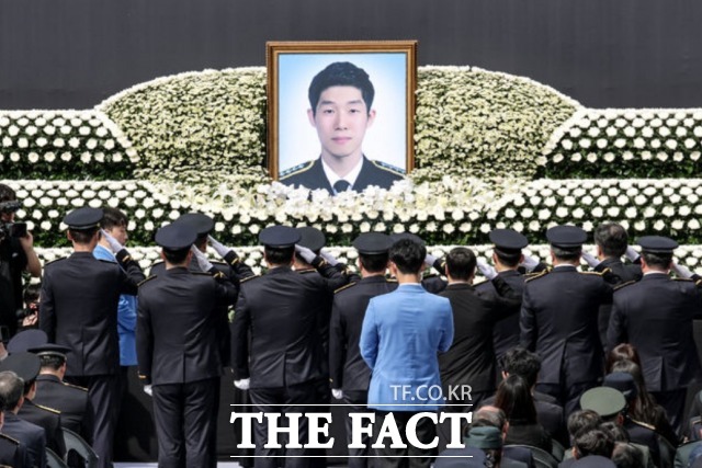 15일 오전 인천 서구 인천해양경찰서에서 순직한 故 이재석 경사의 영결식이 열린 가운데 고인의 동료들이 헌화 후 경례하고 있다. /뉴시스