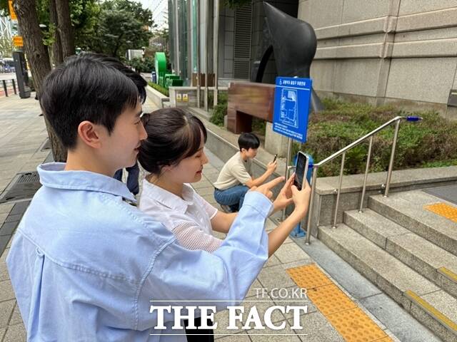 SK이노베이션 계열 구성원들이 지난 14일 로드메이커 활동에 참여해 사진을 촬영하고 있다. /SK이노베이션