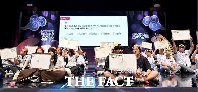 퀴즈대회 현장에 객관식과 주관식 문제에 긴장감이 흐를 때마다 응원단은 북소리와 함성으로 선수들의 어깨를 두드렸다. 이곳은 마치 스포츠 경기장을 방불케 하는 등 퀴즈 경연을 넘어 청소년들의 열정과 응원이 뒤엉킨 축제의 현장이었다. /군위군