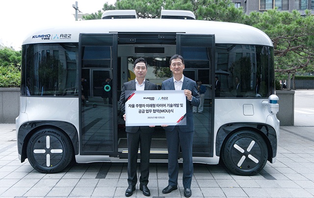 한지형 오토노머스에이투지 대표(왼쪽)와 정일택 금호타이어 사장이 12일 서울 광화문 금호타이어 본사에서 미래형 타이어 기술개발 및 공급 업무협약(MOU) 체결 후 기념 촬영을 하고 있다. /금호타이어