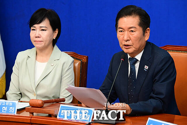 더불어민주당이 15일 국회 대정부질문을 앞두고 망언 논란을 일으킨 송언석 국민의힘 원내대표의 규탄 피켓팅에 나서기로 했다. 사진은 정청래 대표. /남윤호 기자