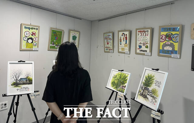 광주 남구가 치매 인식 개선 포스터 공모전 우수 작품 전시회를 개최하고 있다. /광주 남구