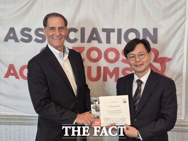 정동희 에버랜드 동물원장(오른쪽)과 댄 애쉬(Dan Ashe) 미국동물원수족관협회 회장 /에버랜드