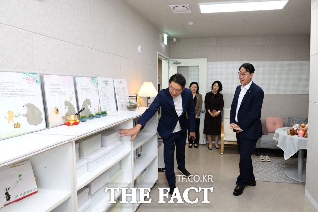 정명근 화성시장이 15일 이전한 자살예방센터 현장을 둘러보고 있다./화성시