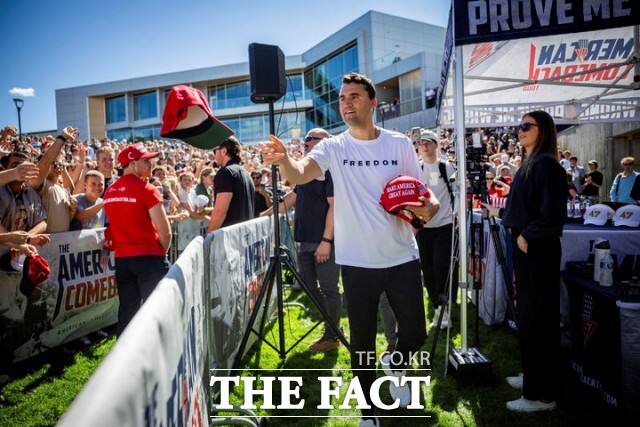 미국 우익 활동가였던 찰리 커크의 암살에 대한 비하성 발언을 한 이들의 징계 및 해고 조치가 이어지고 있다. 사진은 찰리 커크가 10일(현지 시간) 유타주 오렘 유타밸리대학에서 열린 행사에 참석해 연설에 앞서 모자를 나눠주는 모습. /뉴시스