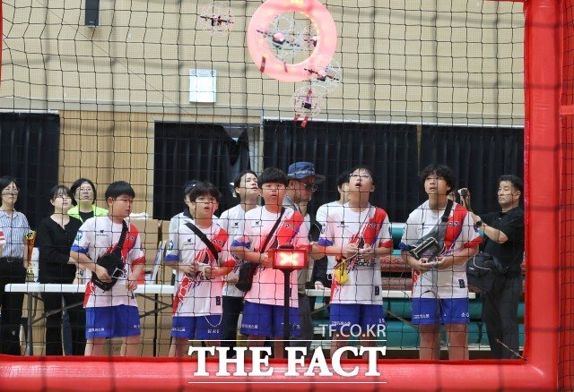 고창군이 지난 13일 신림면 다목적체육관에서 열린 제1회 고창군수배 전국 청소년 드론축구대회를 전국 각지에서 모인 선수단과 많은 관람객 참여 속에 마무리했다. / 고창군
