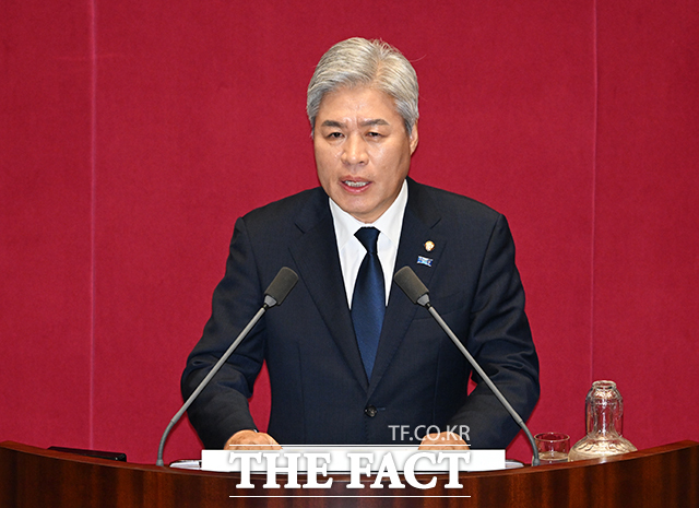 서왕진 조국혁신당 원내대표가 15일 국회 비교섭단체 대표 발언에서 검찰·정치·국회·사회 개혁의 필요성을 강조하며, 이 네 축이 맞물려 돌아갈 때 비로소 내란이 완전히 종식될 수 있다고 밝혔다. /배정한 기자