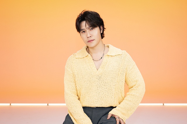 가수 이현이 16일 세 번째 미니 앨범 A(E)ND(앤드)를 발매한다. 이현이 앨범 단위 신보를 발매하는 것은 2012년 1월 발매한 첫 정규 앨범 더 힐링 에코 이후 약 13년 8개월 만이다./빅히트 뮤직