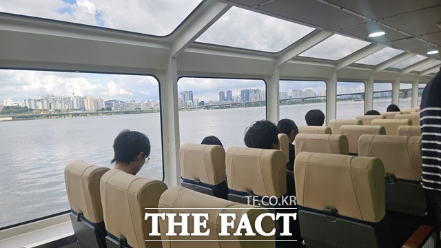 정식 운항 하루 전인 17일에는 여의도 선착장에서 시민께 드리는 선물이라는 주제로 취항식이 열린다. 사진은 한강버스 내부 모습. /설상미 기자