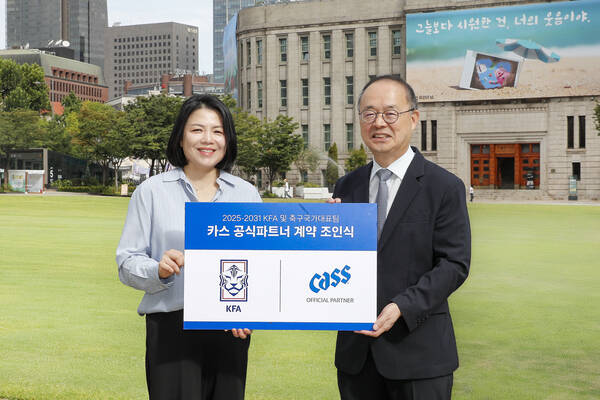 (왼쪽부터) 서혜연 오비맥주 부사장, 이용수 대한축구협회 부회장이 서울 시청 앞 광장에서 후원 협약 기념사진을 촬영하고 있다. /오비맥주