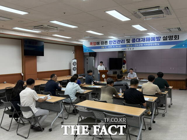 진도군이 도급업체를 대상으로 중대재해 예방 교육을 실시하고 있다./진도군