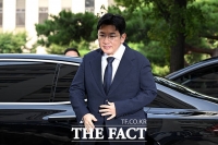  '부정거래 의혹' 방시혁...굳은 얼굴로 경찰 출석 [포토]
