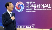  국기에 대한 경례하는 이석연 신임 국민통합위원장 [포토]