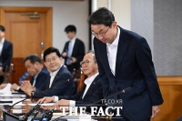  '취임 후 첫 행보' 인사하는 이억원 금융위원장 [포토]