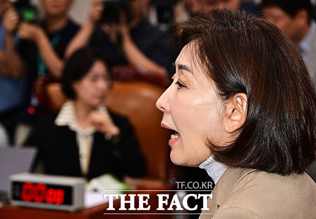 항의하는 나경원 국민의힘 의원.