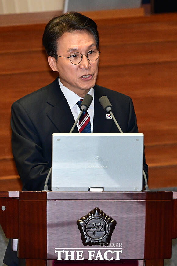 질의 답변하는 김 총리.