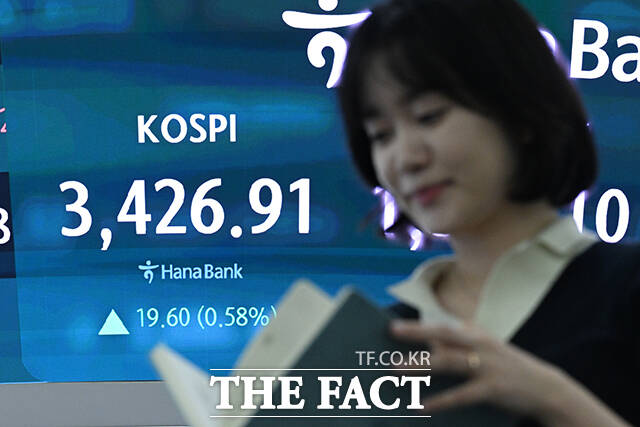 코스피가 5거래일 연속 최고가를 경신한 16일 오전 서울 중구 하나은행 본점 딜링룸 전광판에 코스피 지수가 나타나고 있다. /서예원 기자