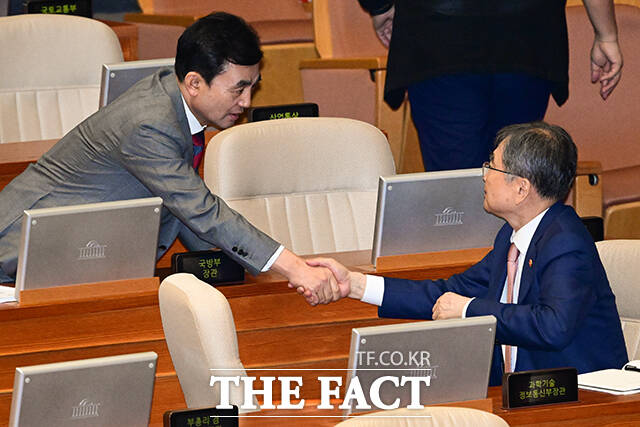 안규백 국방부 장관(왼쪽)과 조현 외교부 장관이 외교·통일·안보 분야 대정부질문에 참석해 인사하고 있다.