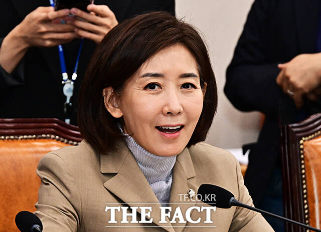 허탈한 웃음 짓는 나경원 국민의힘 의원.