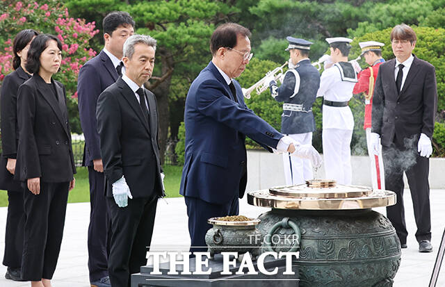 이석연 신임 국민통합위원장(가운데)이 16일 오전 취임 후 첫 일정으로 서울 동작동 국립현충원을 찾아 현충탑에 분향하고 있다. /국민통합위원회