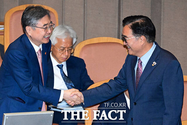 우원식 국회의장(오른쪽)과 악수하는 조현 외교부 장관.