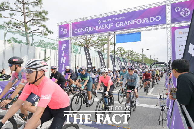 ‘2025 공주백제 그란폰도’ 대회가 지난 주말 백제체육관 일원에서 전국 라이더 3000명이 참가한 가운데 열리고 있다. /공주시