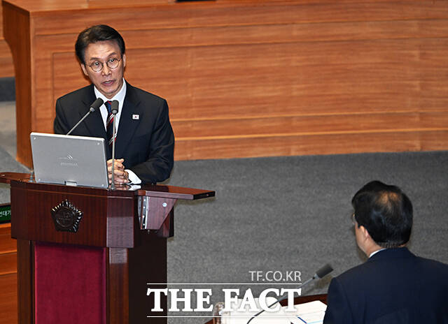 김민석 국무총리가 16일 오후 서울 여의도 국회에서 열린 외교·통일·안보에 관한 대정부 질문에 참석해 질의에 답변을 하고 있다.