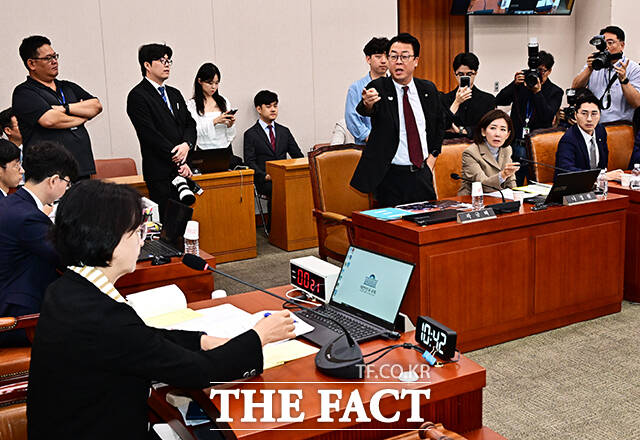 회의 진행 방식에 불만을 표시하는 곽규택 국민의힘 의원.