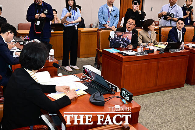 빠루(못을 빼는 도구) 사진 설명하는 곽규택 국민의힘 의원.