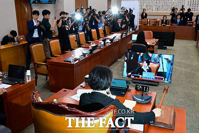 나경원 간사 선임의 건은 재석 10인, 반대 10인으로 부결됐다.